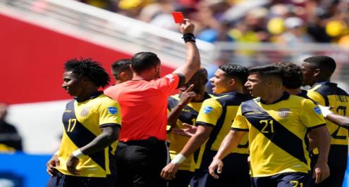 بعد 22 دقيقة فقط.. طرد قائد الإكوادور أمام فنزويلا.. فيديو